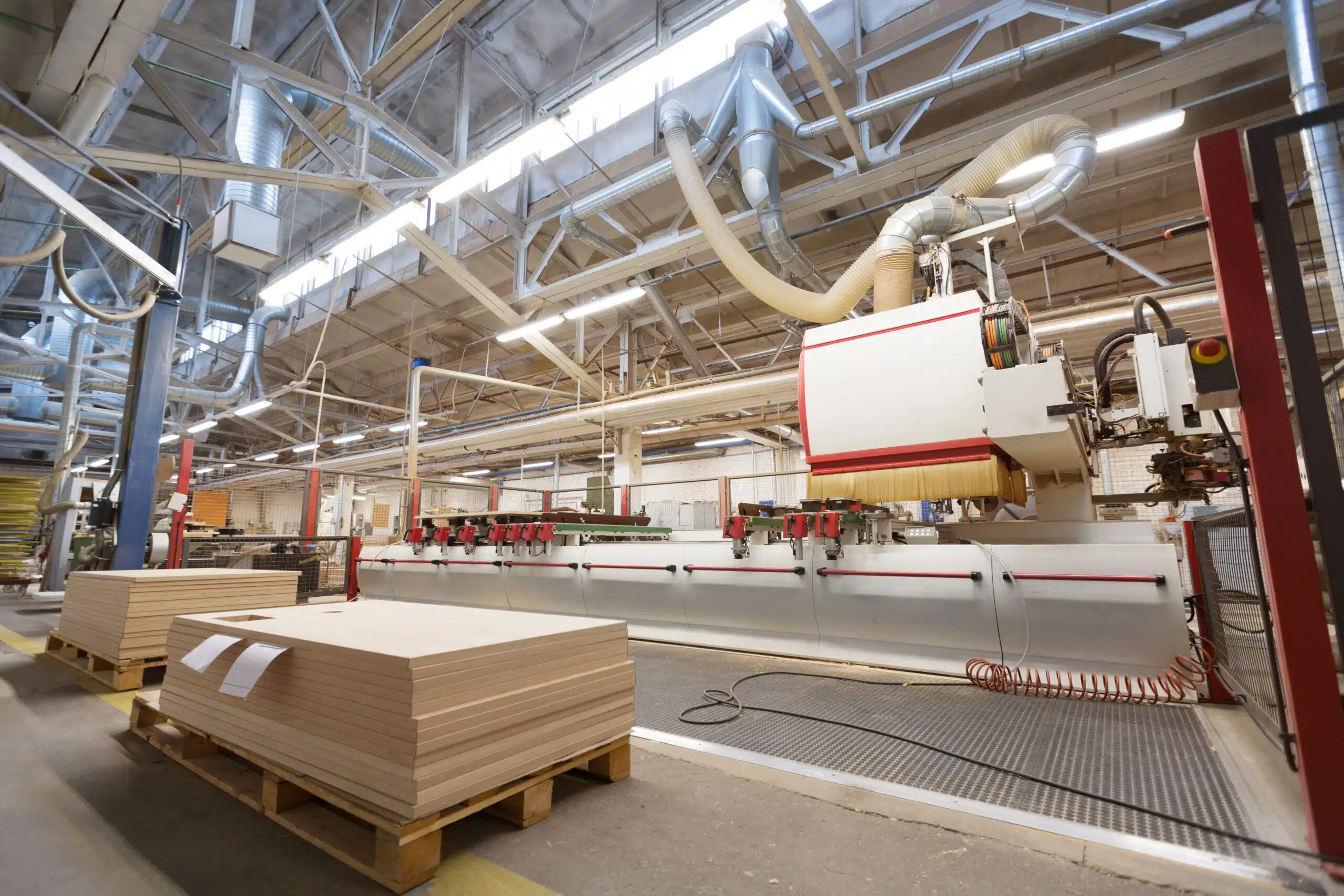 Herausforderung in der Holzverarbeitung | Pure Air Produktionsanlage für Holzwerkstoffe mit gestapelten Platten